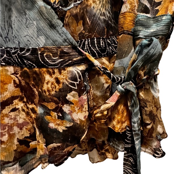 ECI New York beautiful metallic sheer ruffled neck wrap blouse size Large - Picture 3 of 6